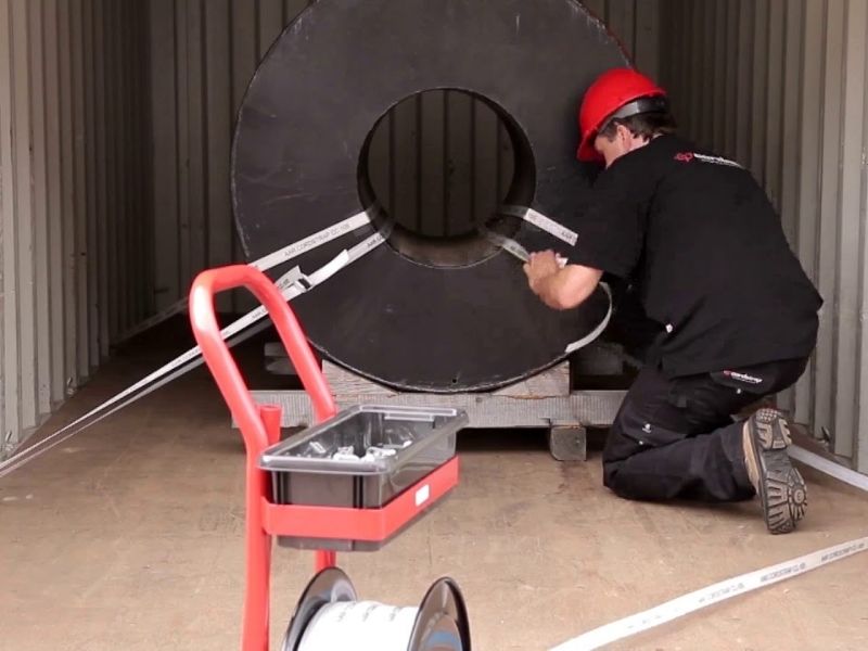 Cach Dong Hang Chang Buoc Cuon Thep Vao Container Xe Tai (5)